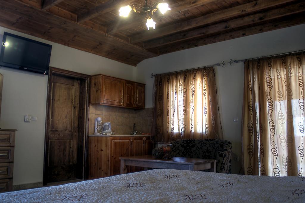 Toula Rooms Ángistron 外观 照片